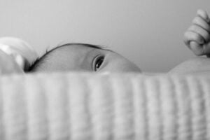 Un vagito dal cassonetto: neonato ritrovato da un operaio nel Torinese. Il bambino sta bene