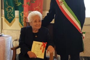 Belpasso, Nonna Angela festeggia i 100 anni nell’aula consiliare: gli auguri del sindaco