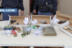 Catania, armi e droga rivenuti in un appartamento disabitato a San Giorgio