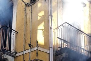 Adrano, in fiamme casa disabitata del quartiere San Filippo: incerta la matrice del rogo