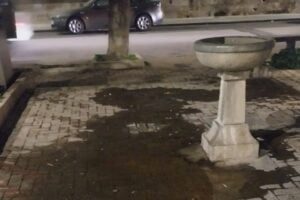 Paternò, 55enne scivola e batte la testa vicino alla fontana di Piazza della Regione: è in ospedale