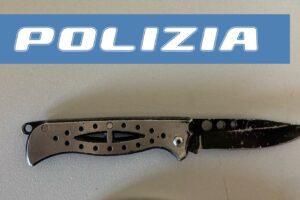 Adrano, in auto con un coltello a serramanico e senza assicurazione: 48enne denunciato