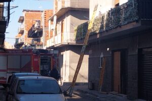 Paternò, incendio in un'abitazione in via Abate Meli. Anziana salvata dal nipote