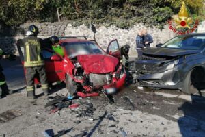 Aci Catena, scontro tra due auto in via Nizzeti: 67enne estratta dall’abitacolo in codice rosso al ‘Cannizzaro’