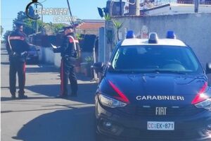 Catania, rubano cibo ed elettrodomestici in una villa di via Ippocampo: 30enne e 50enne ai domiciliari con braccialetto