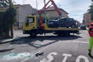 Belpasso, due auto si scontrano tra le vie Gramsci e Moro: feriti gli occupanti