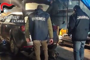 Catania, scoperta a S. Giorgio officina delle auto rubate: 38enne denunciato per riciclaggio