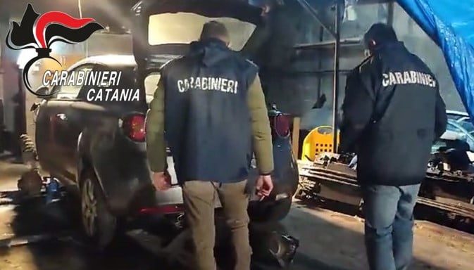 Catania, scoperta a S. Giorgio officina delle auto rubate: 38enne denunciato per riciclaggio