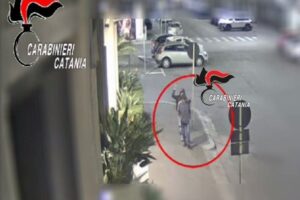 Catania, aggredisce 82enne con pugni e calci e tenta rapina: arrestato 39enne (VIDEO)