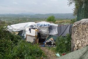 La decisione del sindaco di Paternò Nino Naso di sgomberare l’area di Ciappe Bianche dove si trova una baraccopoli con lavoratori stranieri sta provocando una serie di polemiche.