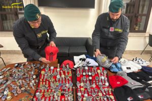 Catania, “a’ Fera ‘o Luni” sequestrati oltre 1000 articoli contraffatti: orologi Rolex e Patek Philippe, capi firmati Armani e Moncler