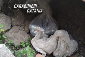 Biancavilla, droga e soldi in casa del pusher 30enne: due telecamere per controllare l’appartamento