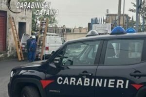 Biancavilla, allacci abusivi per capannone e casa e deposito irregolare di legname: 64enne pregiudicato ai domiciliari