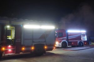Belpasso, fiamme in un capannone di materiale edile: cause da accertare
