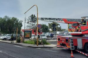 Paternò, semaforo pericolante: intervento dei Vigili del Fuoco