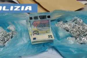Adrano, pusher 24enne in manette dopo ‘allarme’ dei cittadini: addosso e in casa aveva marijuana