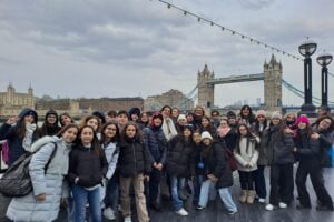 Indimenticabile esperienza a Londra per gli studenti della scuola "Luigi Sturzo" di Biancavilla. Un gruppo di giovani studenti della scuola secondaria di primo grado "Luigi Sturzo" ha fatto ritorno da un'indimenticabile esperienza di vacanza all'estero nella vivace metropoli di Londra.