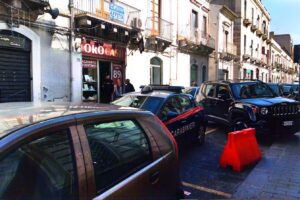 Paternò, rapina a un “Oro Cash” di via Vittorio Emanuele: malvivente a volto coperto e armato di una mazza