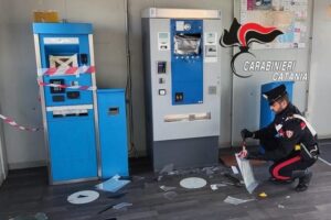 Catania, coppia di scassinatori in manette: lui è un 29enne di Biancavilla, lei è mauriziana