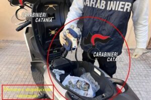 Catania, pusher tentano fuga con lo scooter dopo essere stati scoperti: in 2 ai domiciliari