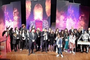 Adrano, gran successo dei ‘Diavulazzi’ dell’ARS al Teatro Bellini: applausi per i giovani attori del centro di formazione