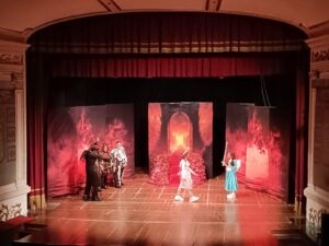 Adrano, gran successo dei ‘Diavulazzi’ dell’ARS al Teatro Bellini: applausi per i giovani attori del centro di formazione