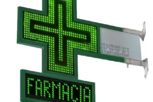 Belpasso, tenta rapina in una farmacia di via Roma: l’autore bloccato dopo una colluttazione