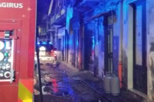 Gli inquilini, nell’attesa dell’arrivo dei vigili del fuoco, sono scesi in strada per mettersi al sicuro.