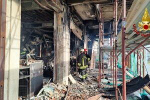 Catania, esplosione all’alba in un bar di viale Artale Alagona: il titolare è rimasto ustionato