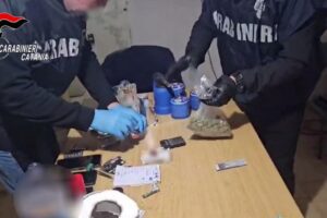 Catania, porta blindata e monitor gigante nella casa dei pusher a San Cristoforo: 3 giovani arrestati (VIDEO)