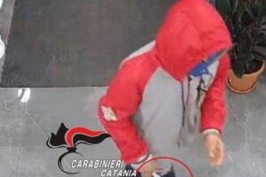 I Carabinieri della Stazione di Belpasso, al termine di articolate indagini, hanno arrestato un pregiudicato 39enne di Belpasso, poiché ritenuto responsabile di due diverse rapine avvenute nei giorni scorsi, con le stesse modalità, in altrettanti esercizi commerciali del centro cittadino.