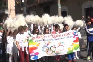 Bronte, oltre mille scolari alle “Olimpiadi studentesche”. L’ass. De Luca: “Evento che coinvolge tutta la comunità” (VIDEO)