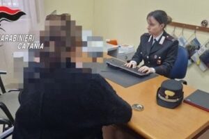 Belpasso, 53enne violento taglia le gomme dell’auto della moglie e l’aggredisce perché non cambia le lenzuola del letto: arrestato