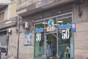 Paternò, rapina in via Bellia in un negozio di articoli per l’infanzia: bandito col volto coperto e armato di coltello