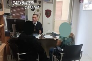 Misterbianco, 24enne chiede denaro ai familiari e si scaglia contro la madre: arrestato