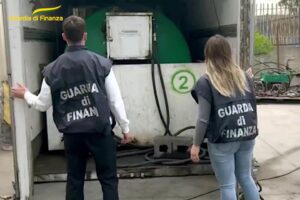 Catania, impianto abusivo di carburante in un’azienda di logistica della zona industriale: sequestrati oltre 3000 litri di gasolio