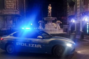 Catania, 48enne senza fissa dimora entra nella fontana dell’Amenano e poi si scaglia contro un poliziotto