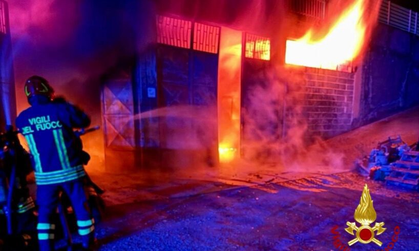 Bronte, tanta paura per l’incendio in un garage di Viale Kennedy: danni a mezzi e attrezzature