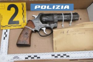 Catania, arrestato 23enne a Catania: nascondeva un arsenale in casa