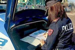 Catania, Polizia scova altri due parcheggiatori abusivi e trova una Ferrari parcheggiata sulle strisce pedonali