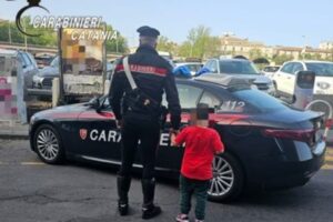 Catania, bimbo di 7 anni “in fuga” dal ristorante: Carabinieri lo ritrovano a passeggiare lungo via Plebiscito