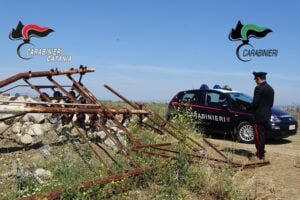 Catania, due “Fleximen” abbattono un traliccio in disuso per rubare il ferro: arrestati