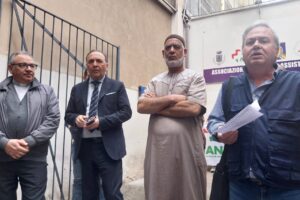 Paternò, oltre cento persone alla fiaccolata per Mohamed ucciso dal suo ‘caporale’: scoperta targa commemorativa