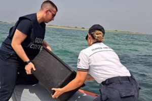 Catania, sequestrate 100 kg di vongole veraci non tracciabili: gettate in mare