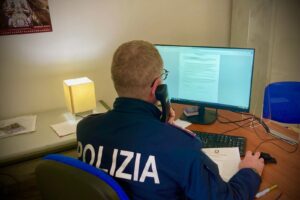 Catania, medita il suicidio dopo la fine del matrimonio e lascia un biglietto d’addio per i figli: poliziotti lo salvano