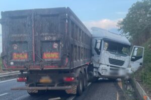 Fiumefreddo, mezzo pesante perde il controllo in autostrada: ferito il conducente