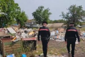 Aci S. Antonio, sequestrata discarica abusiva di 4 mila mq: nel fondo agricolo anche parcheggio e officina per camper (VIDEO)