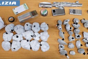 Adrano, 20enne incensurato girava in auto con la droga negli slip: trovate anche 25 cartucce