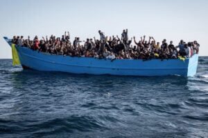 Migranti, 56 in pericolo su una barca al largo di Lampedusa: lo riferisce Alarm Phone