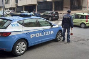 Adrano, il trio ‘ruba fanali’ denunciato dalla Polizia: i tre al lavoro su un’auto in immagini video